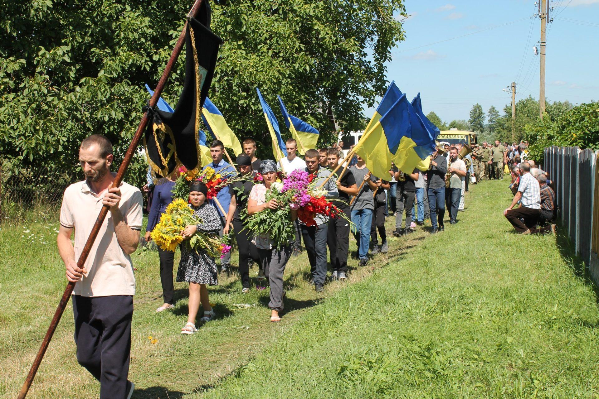 На Рівненщині останньою земною дорогою провели двох Захисників