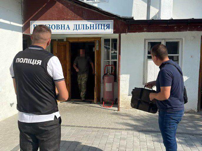 Національна поліція проводить обшук.