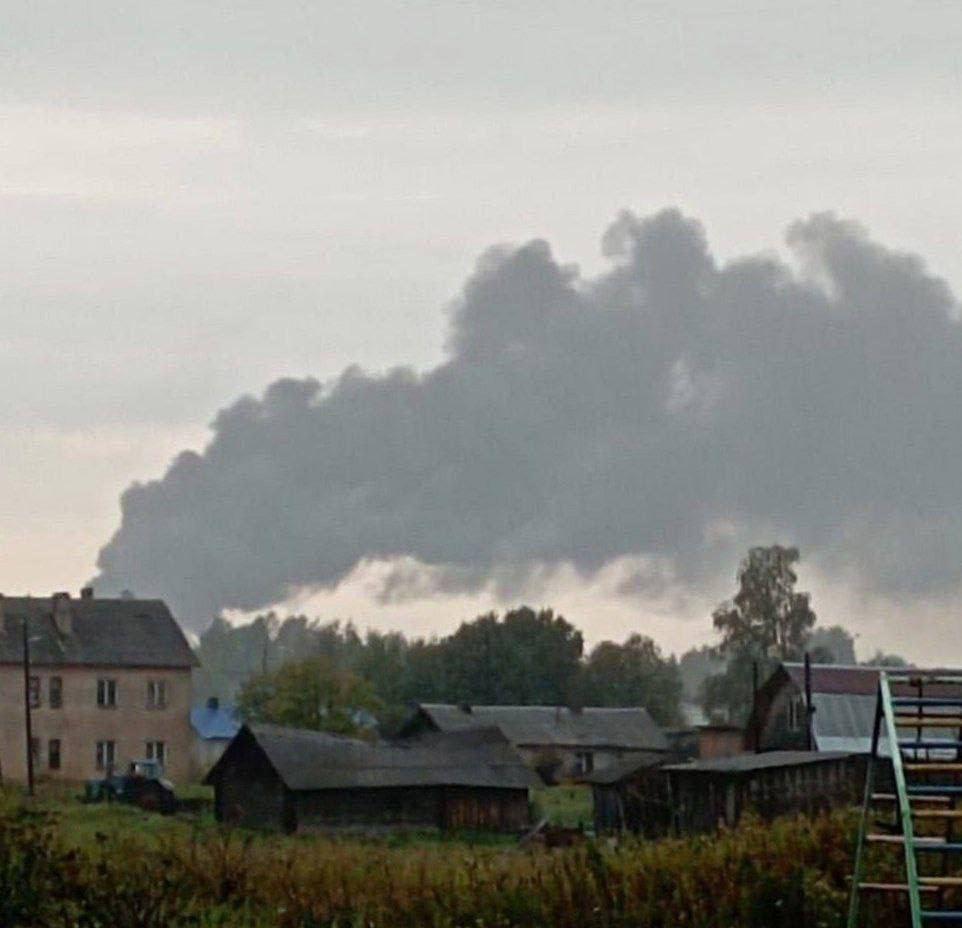 росія заявила про атаку на військовий аеродром у Новгородській області