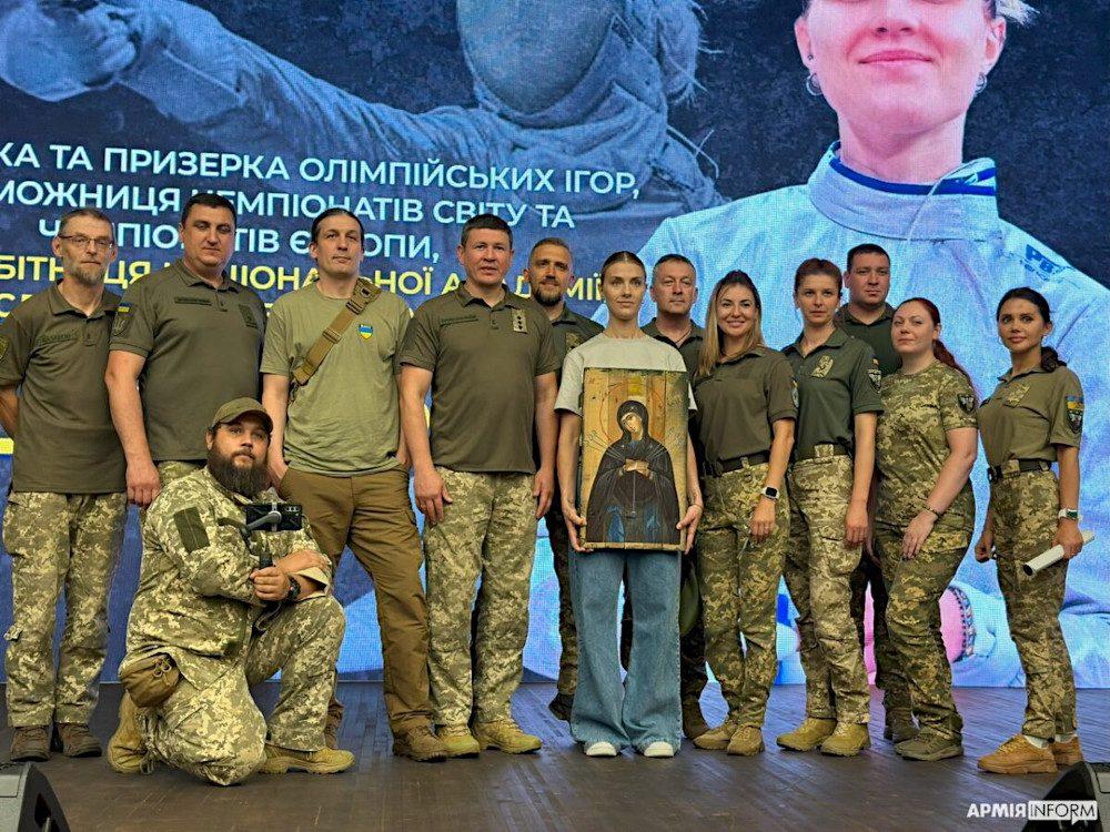 Ольга Харлан з військовими й курсантами.