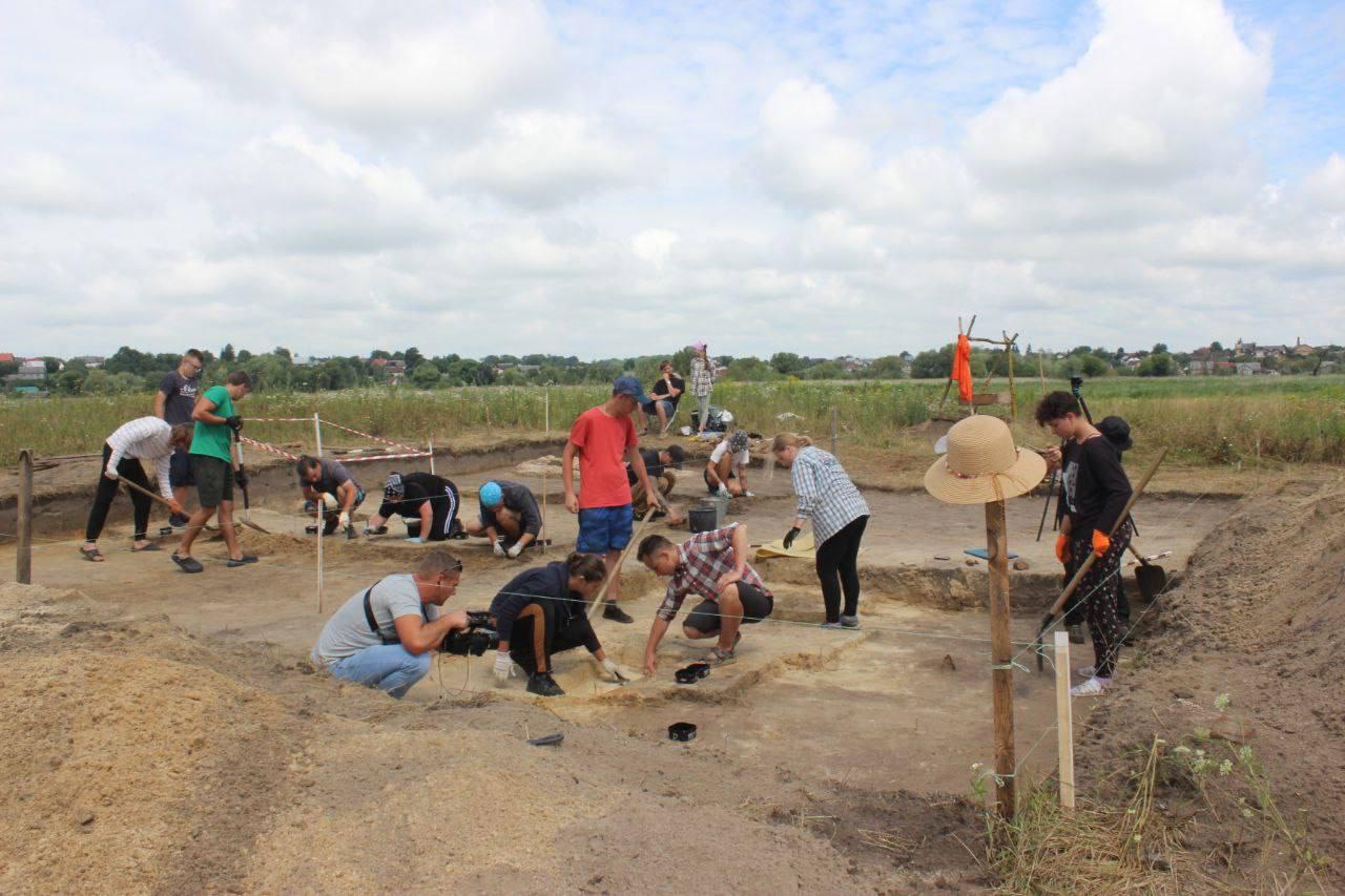 Старовинний склеп розкопали на Рівненщині Старовинний склеп розкопали на Рівненщині