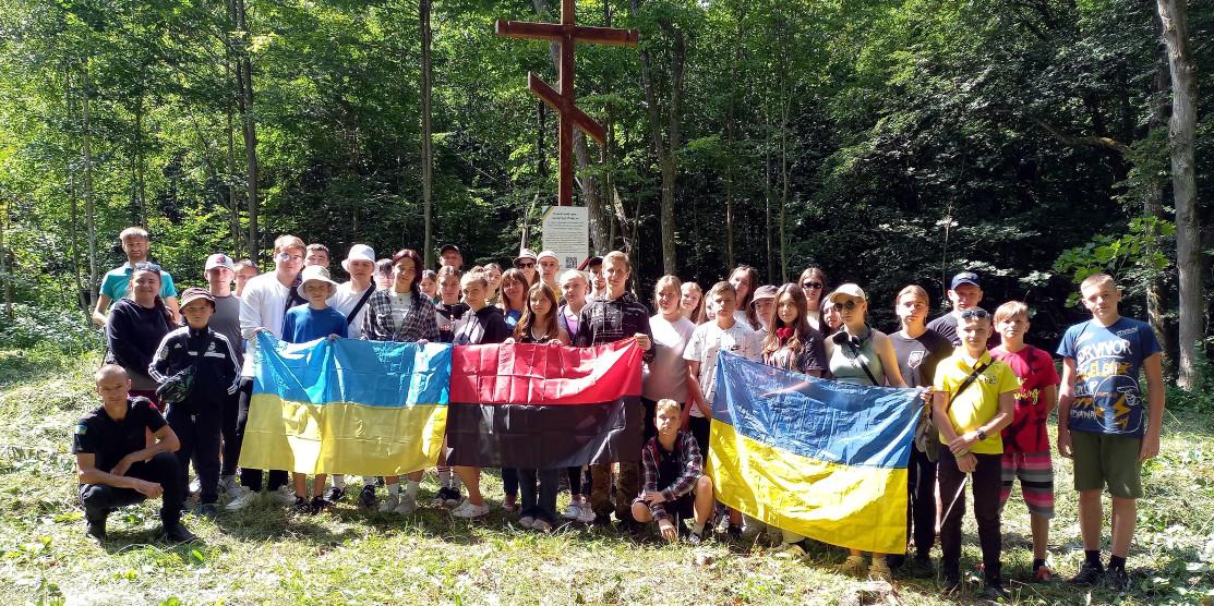 Молодь з різних областей України впорядковувала могили повстанців на Рівненщині