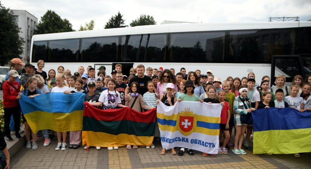 Діти перед дорогою.