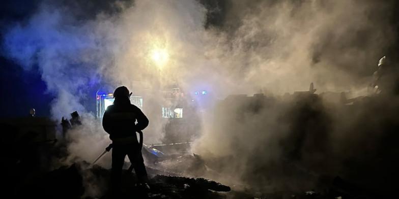 У Дубенському районі рятувальники загасили пожежу в приватному господарстві