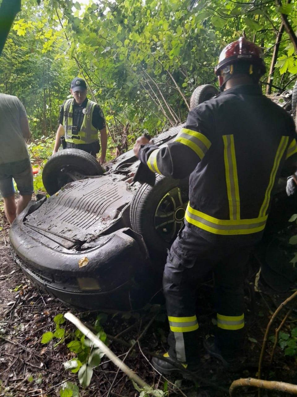 Рятувальники деблокували жінку з авто у Рівненській області