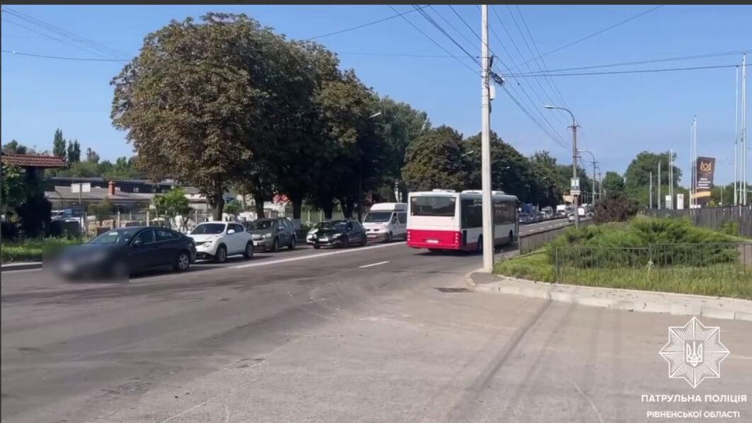 Рух вулицею Рівного ускладнений через ДТП