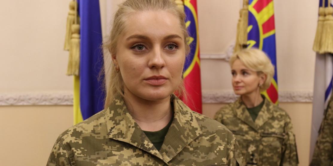 Вперше в історії України: в ЗСУ з’явилась польова форма для жінок. На черзі — жіночі бронежилети