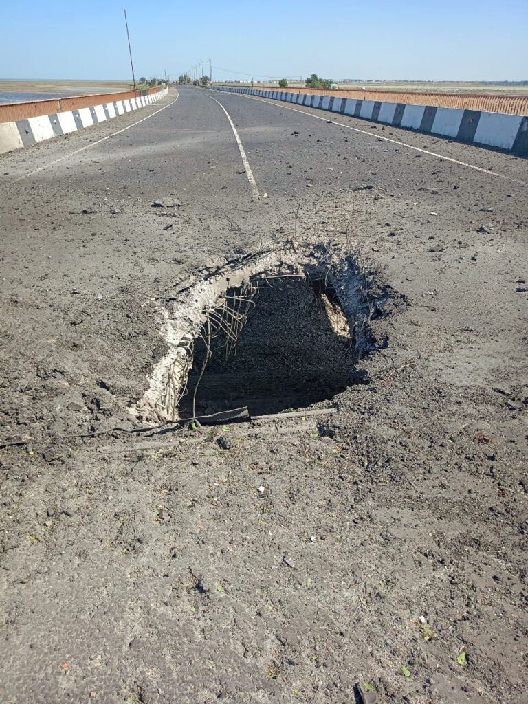 Дірка в Чонгарському мості.