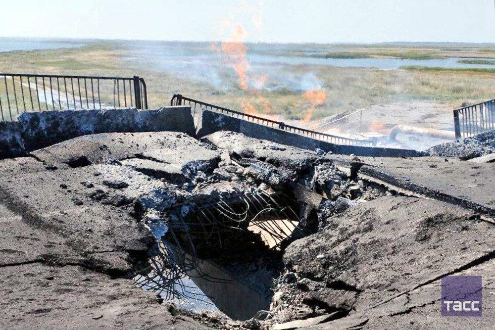 Дірка в мості через протоку Тонка.