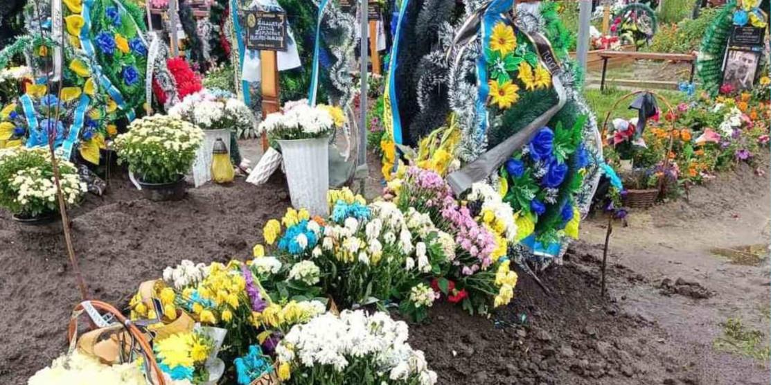 На Здолбунівщині за ніч з могили героя зникла частина квітів