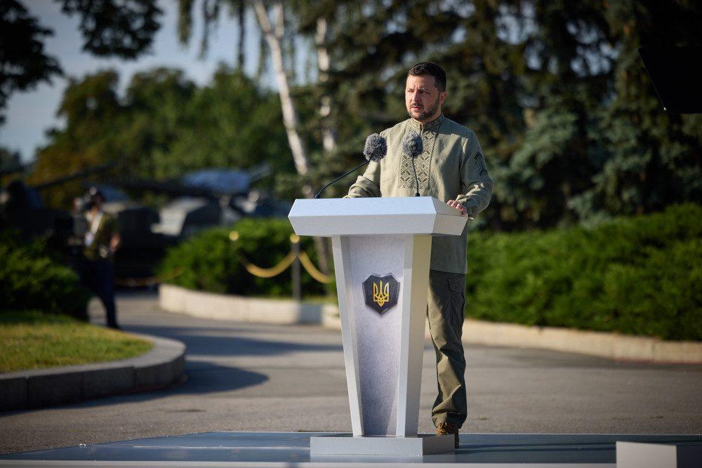 Президент говорить під час церемонії підняття прапора.
