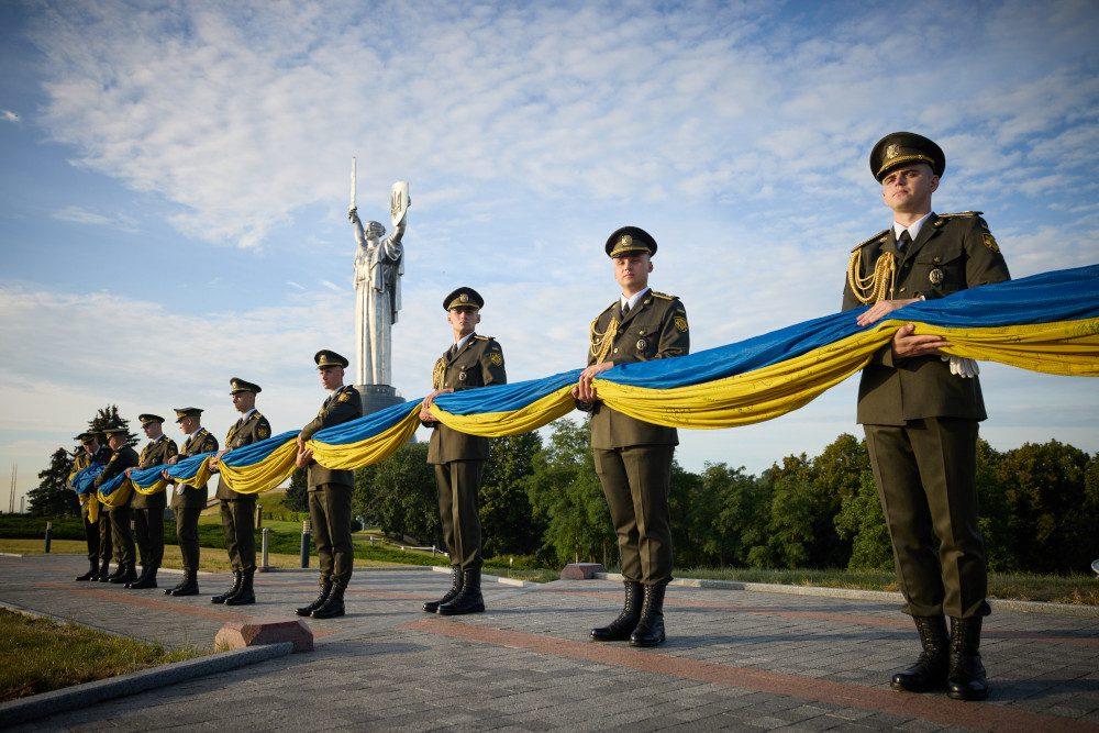 Під час церемонії підняття прапора.