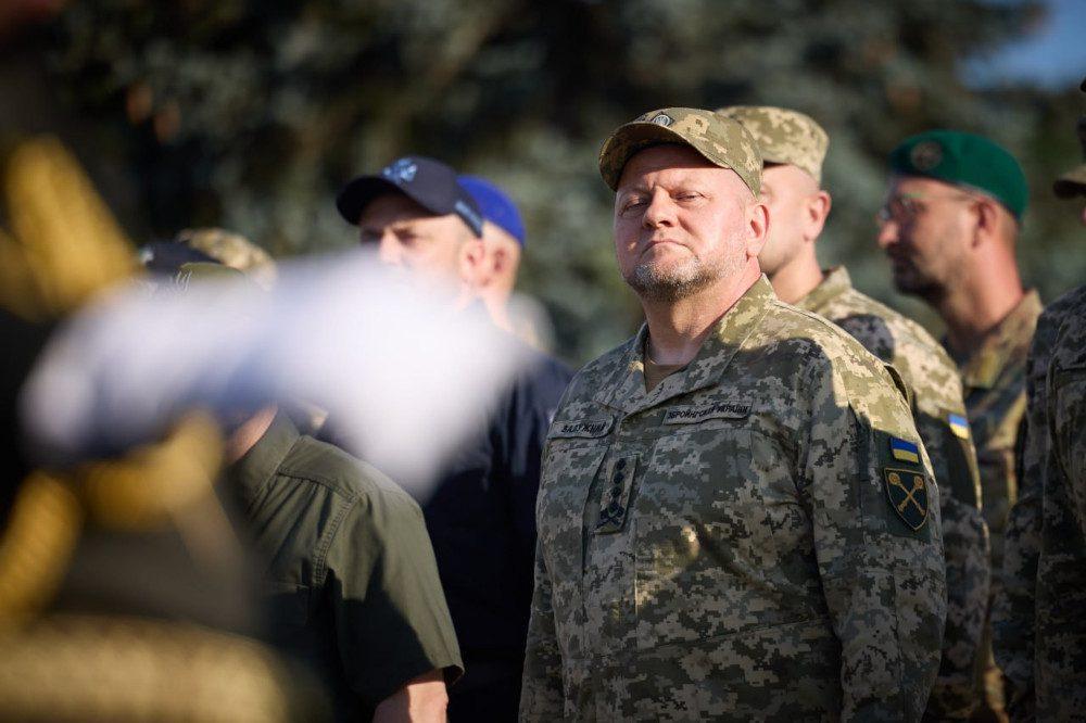 Головнокомандувач ЗСУ Валерій Залужний бере участь у церемонії підняття прапора.