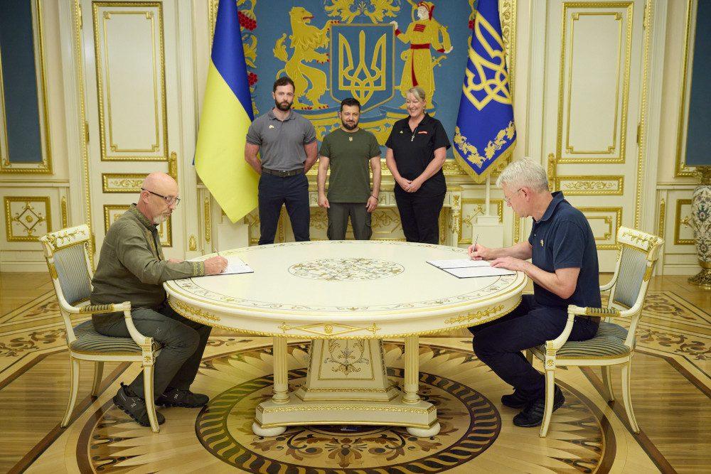 Підписання угод.