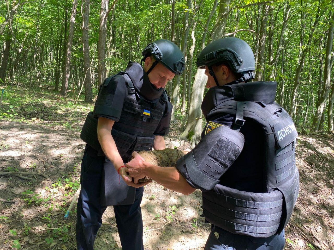 Піротехніки ліквідували артилерійський снаряд на Дубенщині