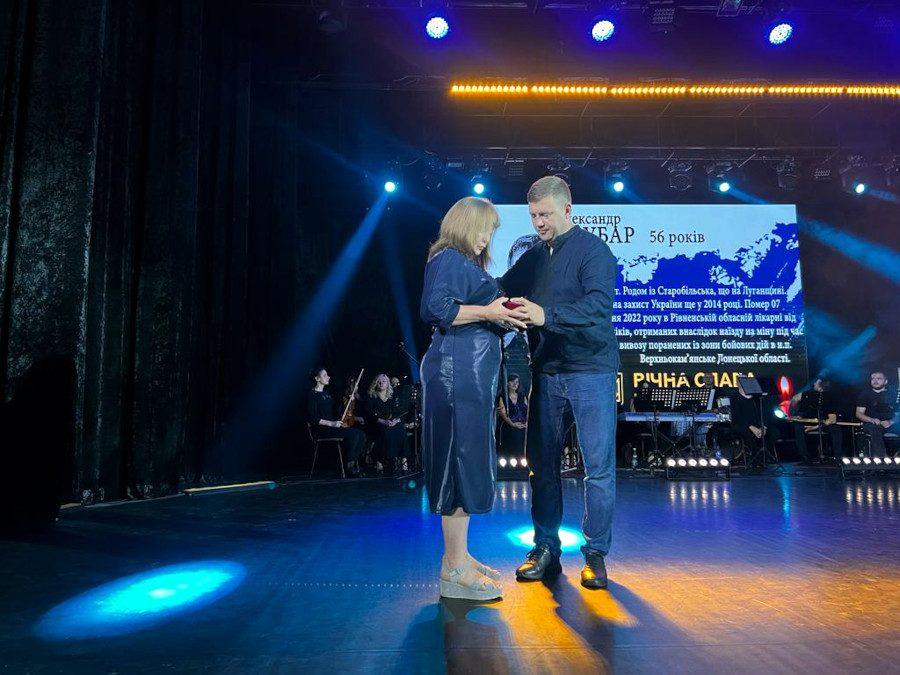 Вручення відзнаки.