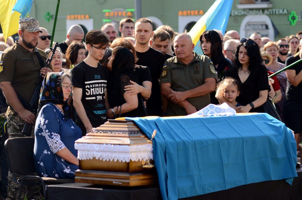 На похороні.