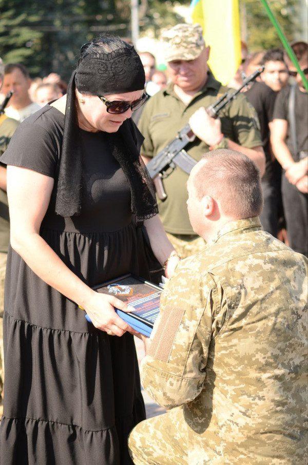 Передача прапора мамі воїна.