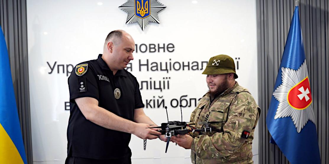 Поліцейські Рівненщини передали на передову ударний дрон
