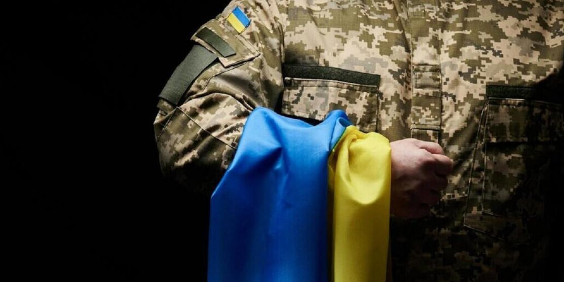 Воїн з прапором.
