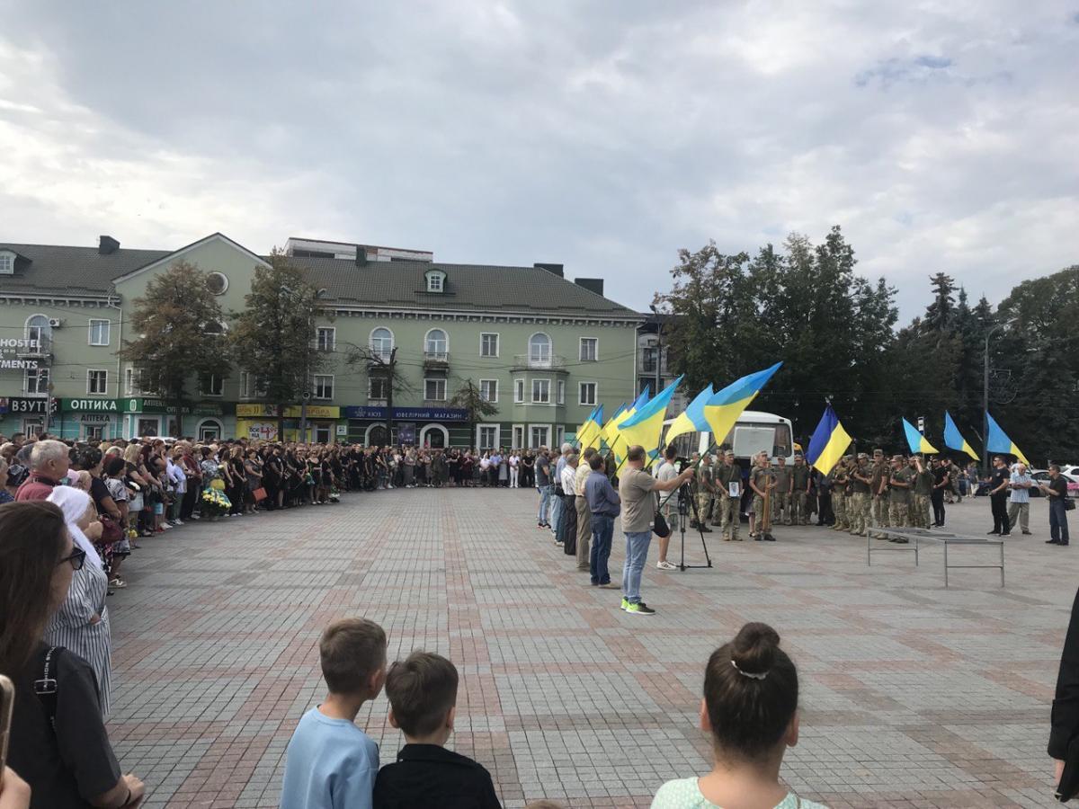 На Рівненщині провели в останню дорогу шістьох захисників.