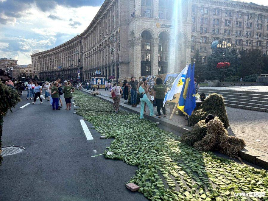 Плетіння рекордної маскувальної сітки.