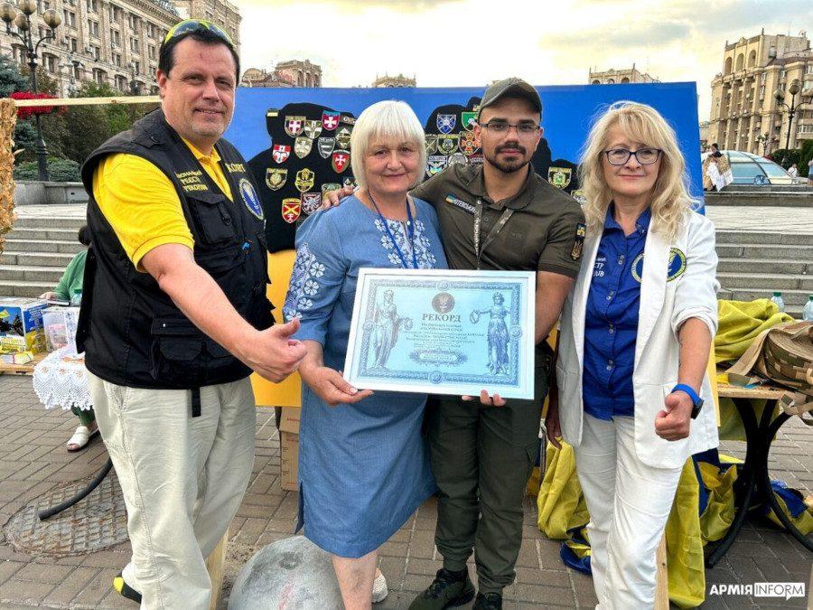 Вручення сертифікату про рекорд.