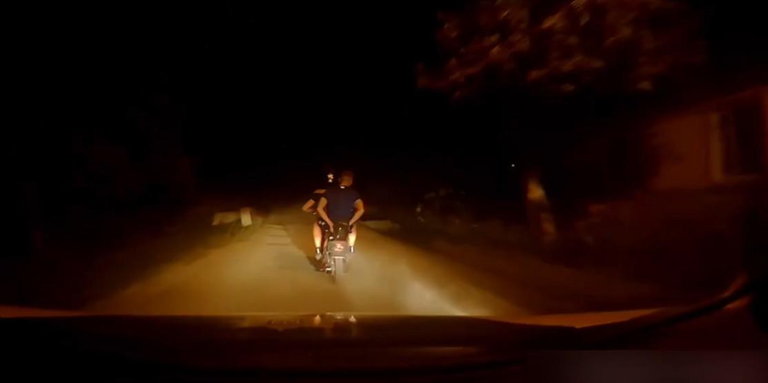 На Дубенщині неповнолітній скутерист влаштував перегони з патрульними (відео) На Дубенщині неповнолітній скутерист влаштував перегони з патрульними (відео)