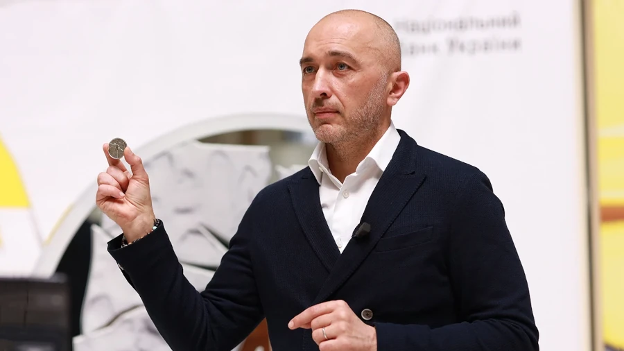 Андрій Пишний презентує монету.