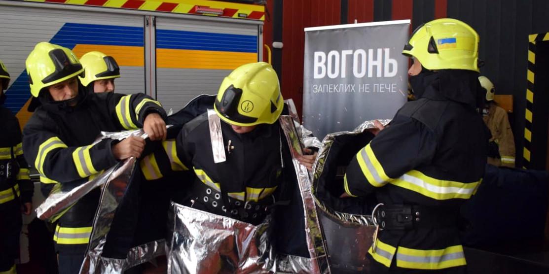 Рівненські рятувальники отримали нові тепловідбивні комплекти одягу