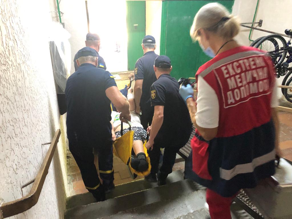 Рятувальники транспортували важкохвору жінку у Вараші
