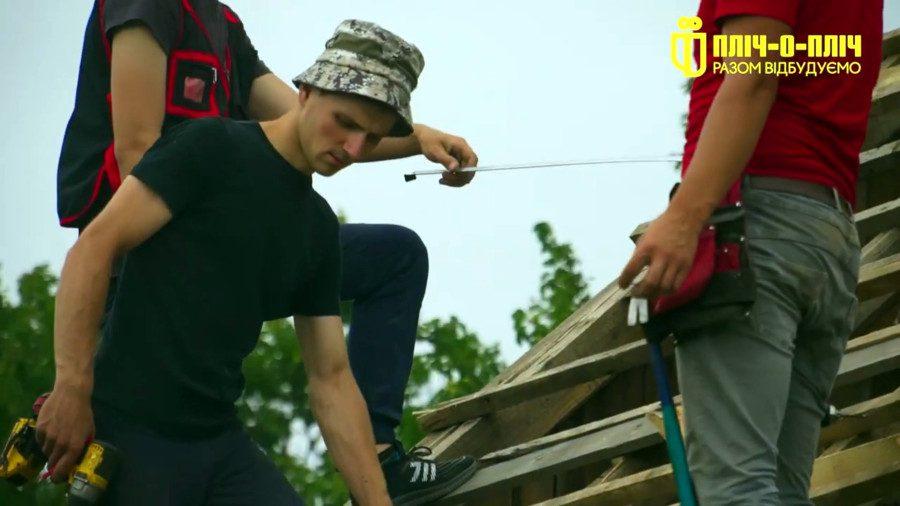 Волонтери з Рівненщини працюють над будинком Тетяни.