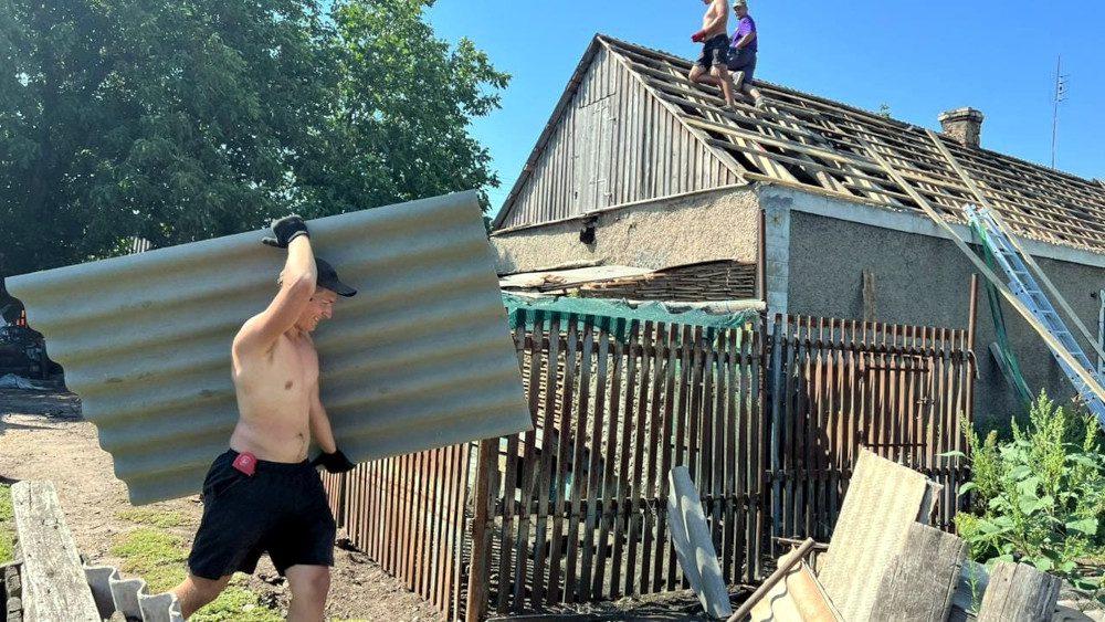 Волонтери відновлюють будинок.