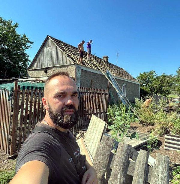 Волонтери відновлюють будинок.