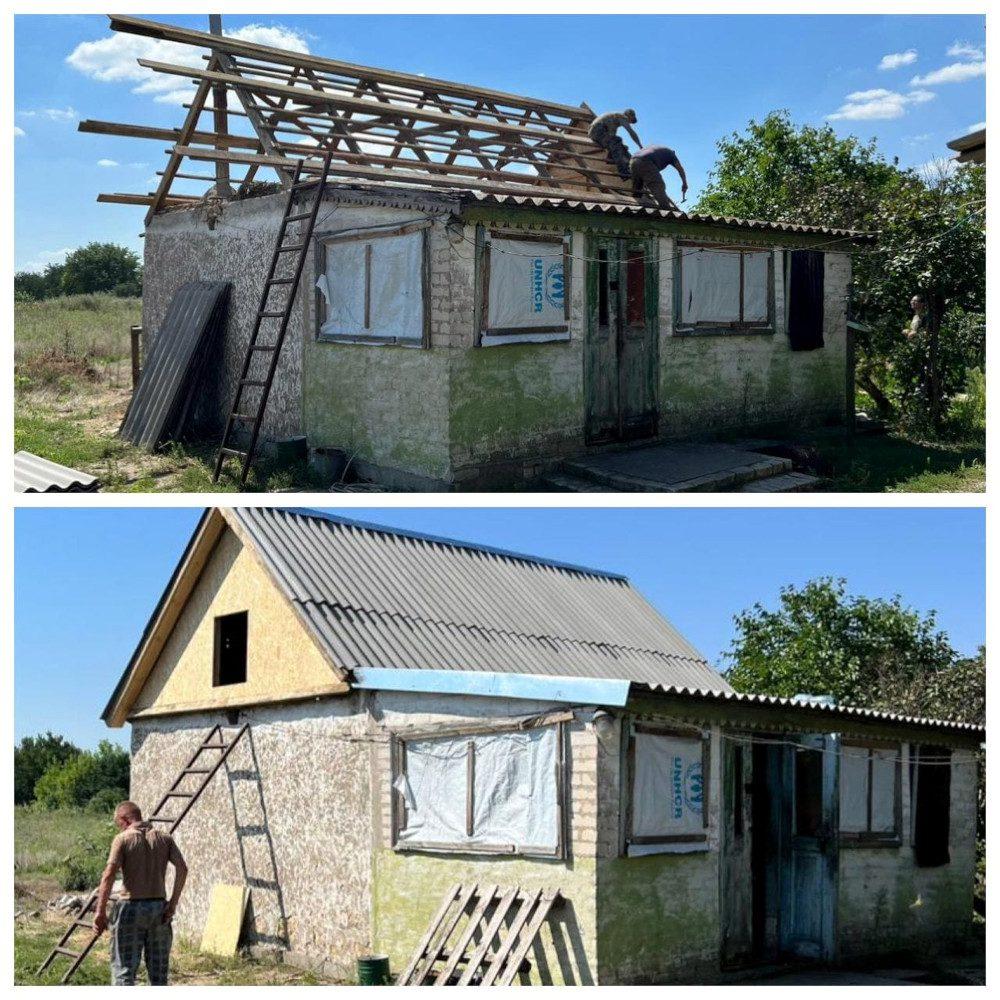 Волонтери відновлюють будинки.