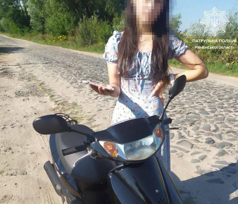 Поліцейські затримали 18-річну водійку скутера без документів