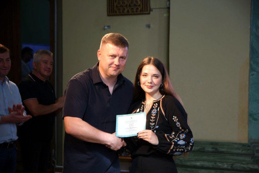 Віталій Коваль вручає премію.