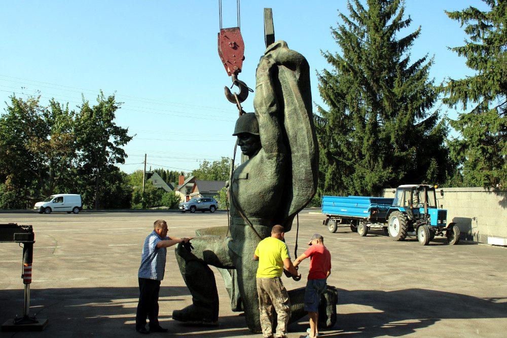 Демонтований пам'ятник радянському солдату.