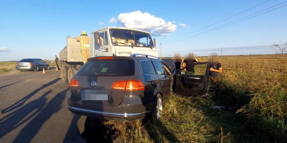 У Рівненському районі зіткнулись вантажівка й легковик: двоє травмованих