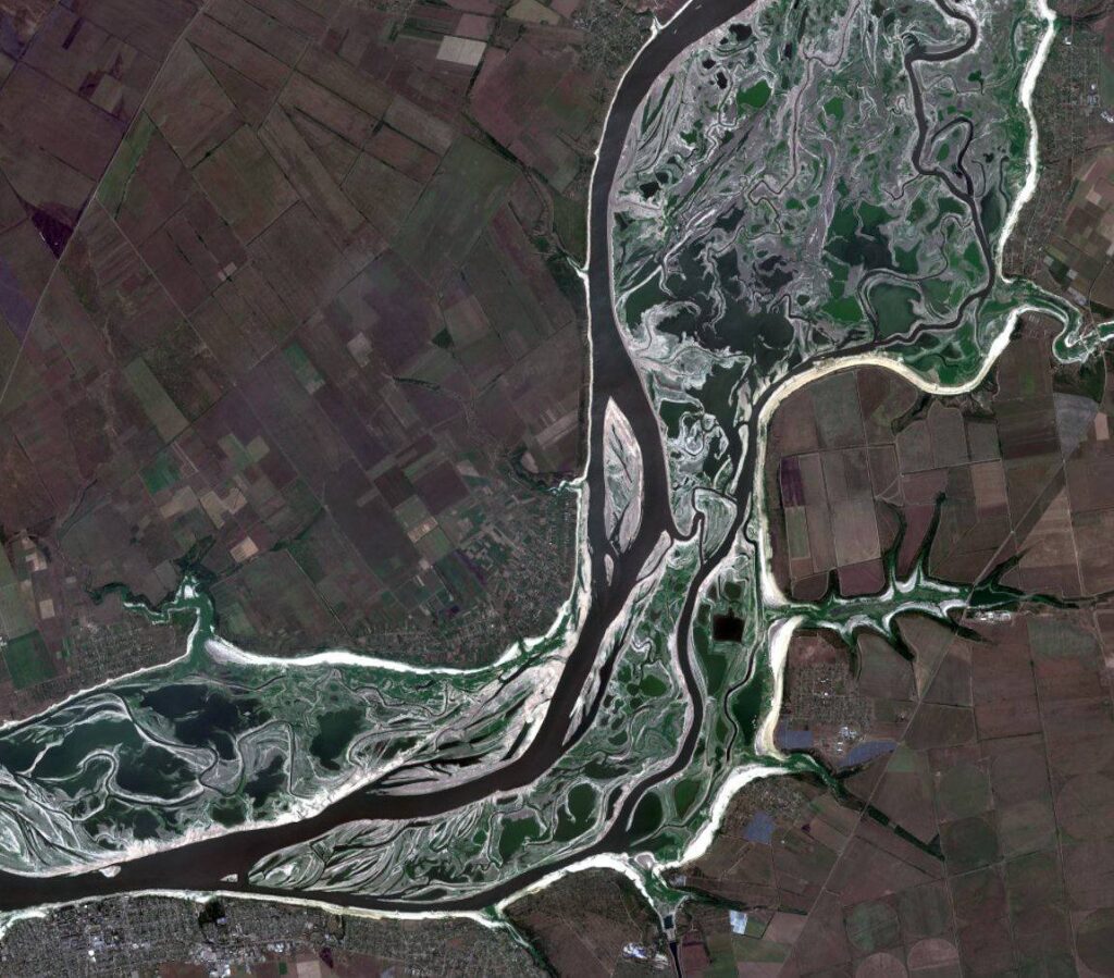 Каховське водосховище зі спутника.