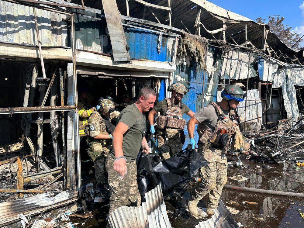 Рятувальники виносять тіло.