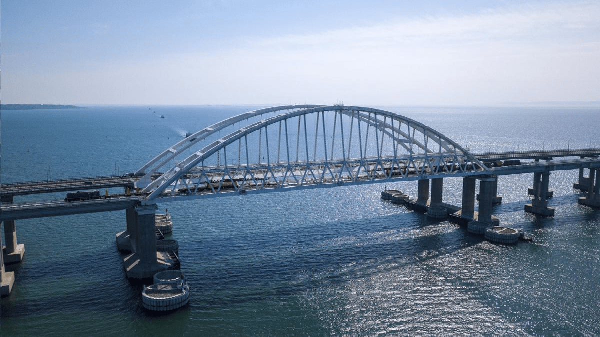 Росіяни скаржаться, що Кримський міст тричі за ніч атакували морські дрони