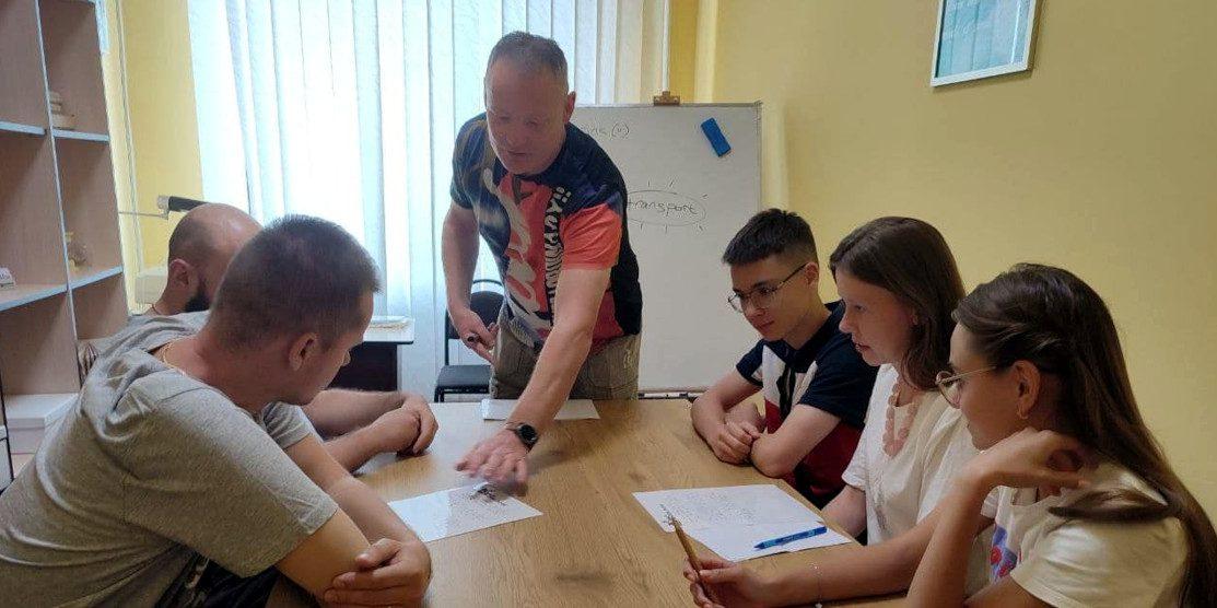 Сенді Санфорд навчає студентів.