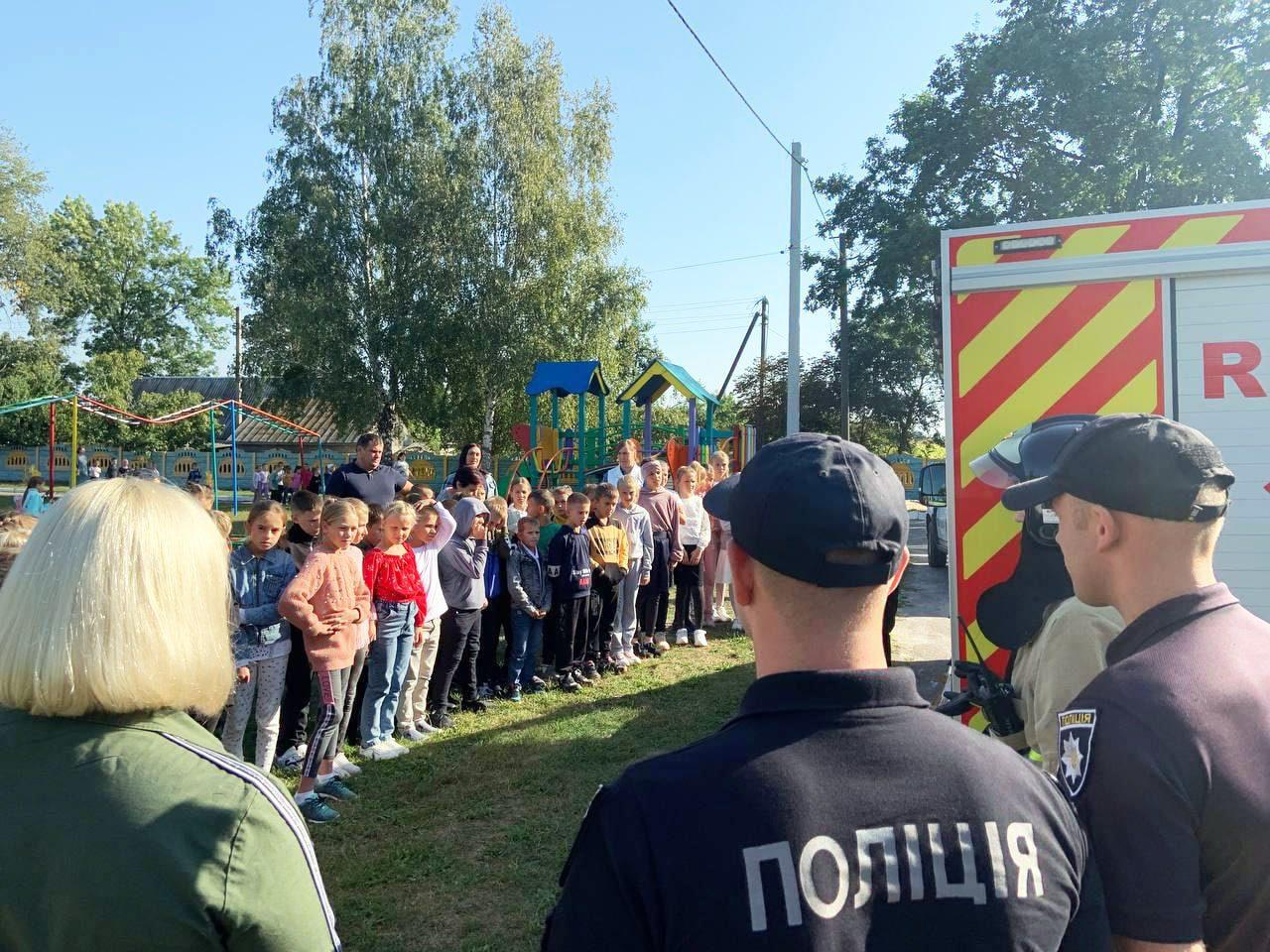 поліцейські та рятувальники для дітей