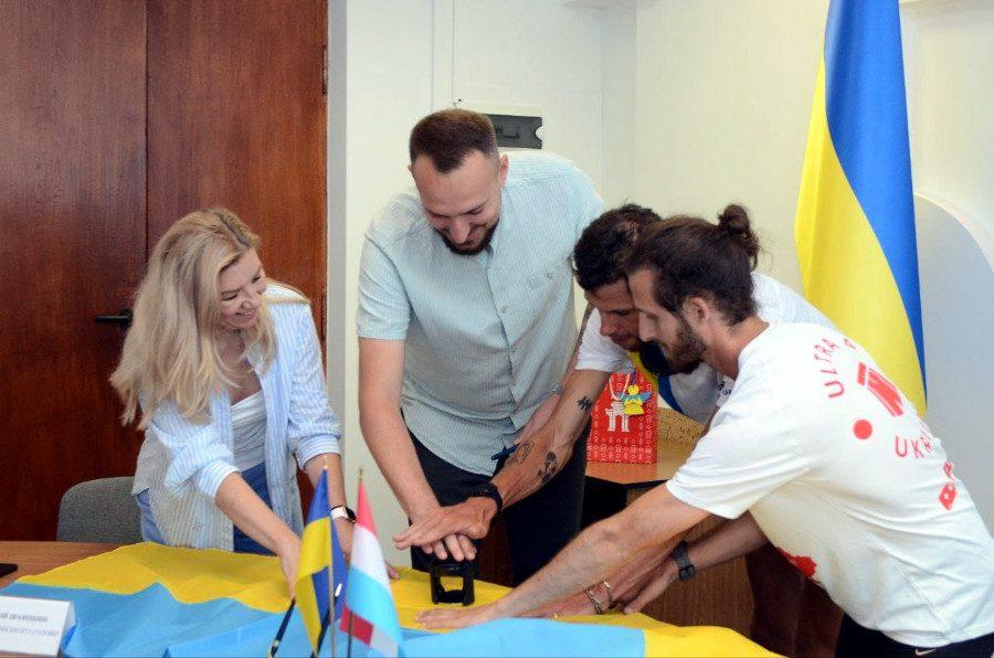 Печатка Рівного ставиться на прапор.