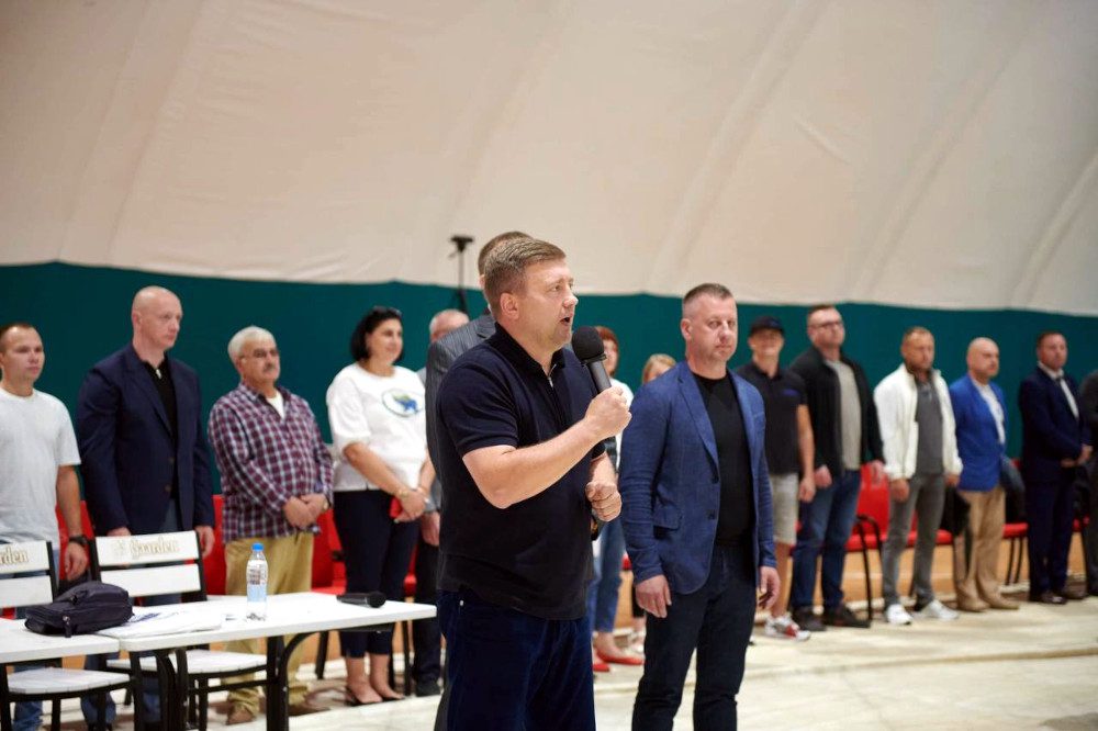 Віталій Коваль говорить на церемонії відкриття змагань.