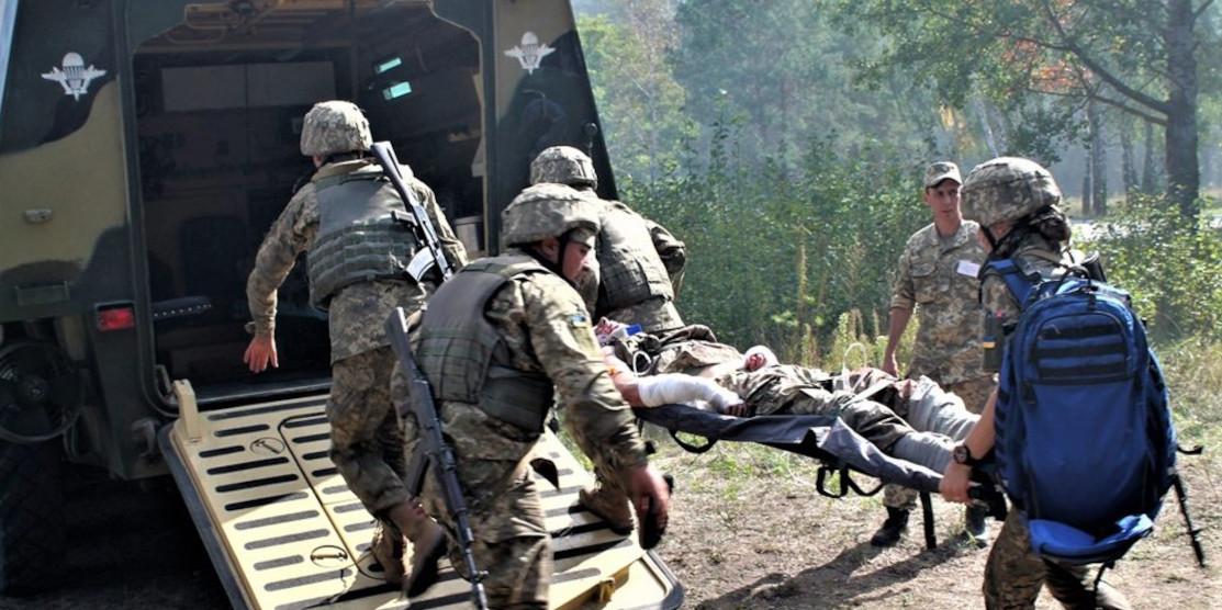 Уряд дозволив бойовим медикам переливати кров на догоспітальному етапі