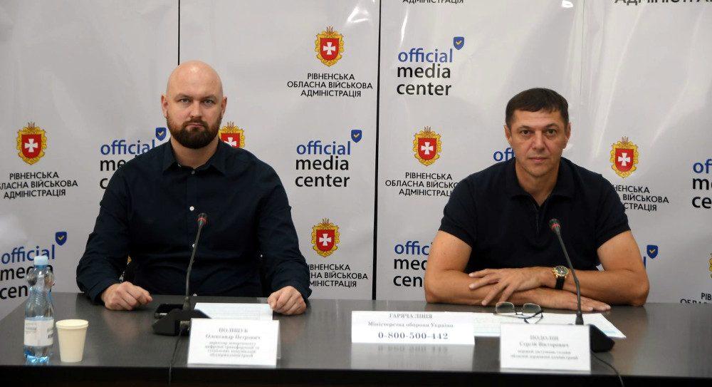 На брифінгу.