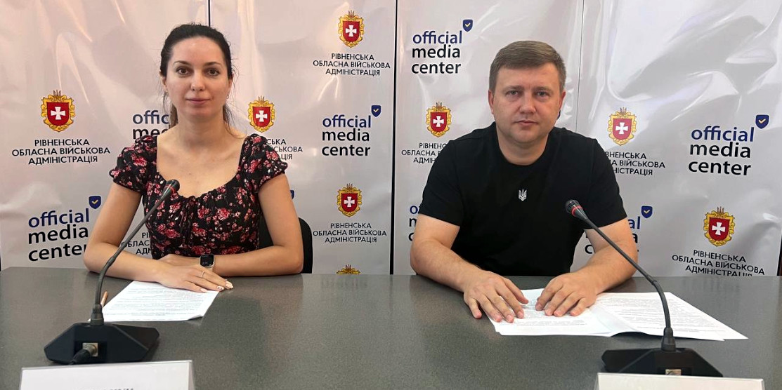 Зоряна Жильчук і Віталій Коваль під час брифінгу.