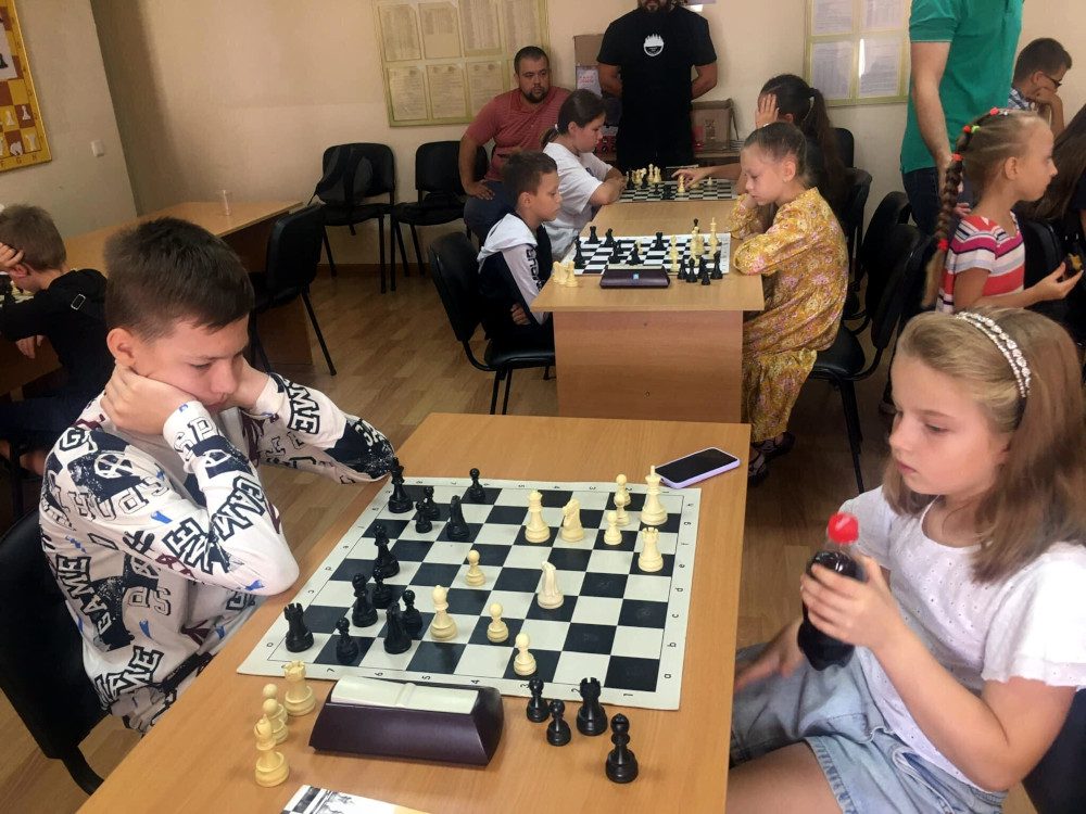 Діти грають в шахи.